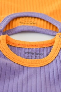 Set 2 body-uri fara maneci Ribana Bebe Unisex din bumbac organic si 5%elastan - Galben/Mov BabyCosy (Marime: 12-18 Luni) - Img 2