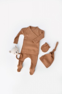 Set 4 piese: bluza, pantaloni, caciulita si manusi din bumbac organic si modal - Maro, BabyCosy (Marime: 3-6 Luni)