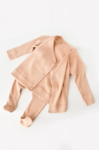 Set 4 piese: bluza, pantaloni, caciulita si manusi din bumbac organic si modal - Somon, BabyCosy (Marime: 6-9 luni) - Img 3