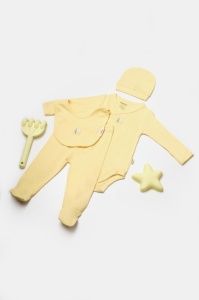 Set 4 piese:body, pantaloni, baveta si caciulita Bamboo, galben, BabyCosy, 50% bumbac+50%bambus (Marime: 6-9 luni)