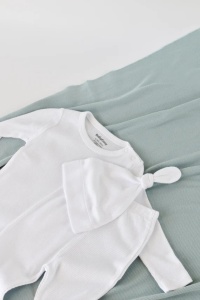 Set 3 piese: bluzita cu maneca lunga, pantaloni lungi si caciulita din bumbac organic si modal - Alb, BabyCosy (Marime: 9-12 luni) - Img 2