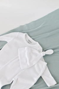 Set 3 piese: bluzita cu maneca lunga, pantaloni lungi si caciulita din bumbac organic si modal - Alb, BabyCosy (Marime: 9-12 luni) - Img 2