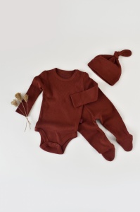 Set 3 piese: body cu maneca lunga, pantaloni lungi cu botosei si caciulita din bumbac organic si modal - Caramiziu, BabyCosy (Marime: 6-9 luni) - Img 1