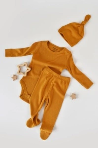 Set 3 piese: body cu maneca lunga, pantaloni lungi cu botosei si caciulita din bumbac organic si modal - Mustar, BabyCosy (Marime: 3-6 Luni) - Img 2