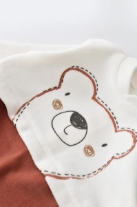 Salopeta Ursulet cu maneca lunga si botosei din 80%bumbac organic si 20% poliester - Caramiziu, BabyCosy (Marime: 6-9 luni) - Img 3
