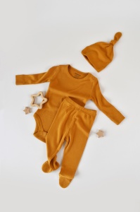 Set 3 piese: body cu maneca lunga, pantaloni lungi cu botosei si caciulita din bumbac organic si modal - Mustar, BabyCosy (Marime: 6-9 luni) - Img 1