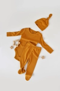 Set 3 piese: body cu maneca lunga, pantaloni lungi cu botosei si caciulita din bumbac organic si modal - Mustar, BabyCosy (Marime: 6-9 luni)