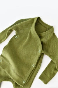 Set 4 piese: bluza, pantaloni, caciulita si manusi din bumbac organic si modal - Verde, BabyCosy (Marime: 6-9 luni) - Img 2