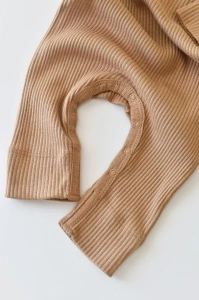 Salopeta cu maneca lunga si pantaloni lungi din bumbac organic si modal - Maro BabyCosy (Marime: 9-12 luni) - Img 3