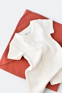 Salopeta cu pantaloni scurti - 100% bumbac organic - Ecru, BabyCosy (Marime: 3-6 Luni) - Img 3