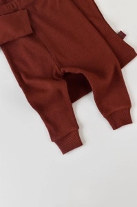 Set 3 piese: bluzita cu maneca lunga, pantaloni lungi si caciulita din bumbac organic si modal - Caramiziu BabyCosy (Marime: 3-6 Luni) - Img 2