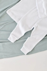 Set 3 piese: bluzita cu maneca lunga, pantaloni lungi si caciulita din bumbac organic si modal - Alb, BabyCosy (Marime: 9-12 luni) - Img 3