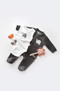 Set Broscuta cu salopeta si body din 80%bumbac organic si 20% poliester - Antracit, BabyCosy (Marime: 3-6 Luni) - Img 2