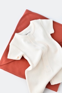 Salopeta cu pantaloni scurti - 100% bumbac organic - Ecru, BabyCosy (Marime: 18-24 Luni) - Img 3