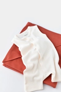 Salopeta fara maneci si pantaloni scurti - 100% bumbac organic - Ecru, BabyCosy (Marime: 12-18 Luni) - Img 3