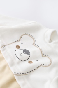Salopeta Ursulet cu maneca lunga si botosei din 80%bumbac organic si 20% poliester - Crem, BabyCosy (Marime: 6-9 luni) - Img 3