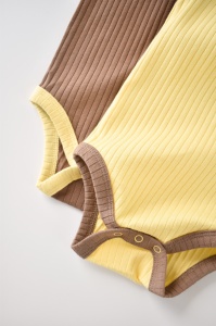 Set 2 body-uri fara maneci Ribana Bebe Unisex din bumbac organic si 5%elastan - Vanilie/Maro BabyCosy (Marime: 3-6 Luni) - Img 2