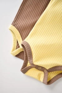 Set 2 body-uri fara maneci Ribana Bebe Unisex din bumbac organic si 5%elastan - Vanilie/Maro BabyCosy (Marime: 3-6 Luni) - Img 2