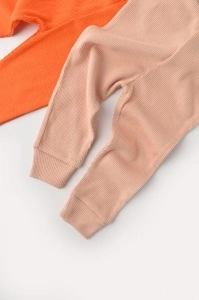 Set 2 pantaloni bebe unisex din bumbac organic si modal - Rodie/Piersica, BabyCosy (Marime: 6-9 luni) - Img 3