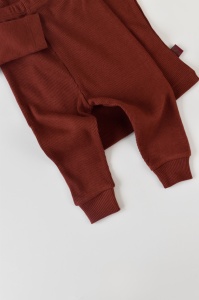 Set 3 piese: bluzita cu maneca lunga, pantaloni lungi si caciulita din bumbac organic si modal - Caramiziu BabyCosy (Marime: 18-24 Luni) - Img 2