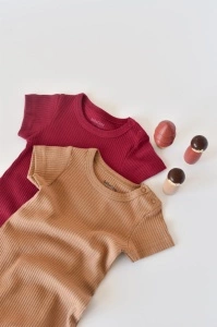 Set de 2 salopetele cu maneca scurta din bumbac organic si modal - Rosu/ Maro BabyCosy (Marime: 9-12 luni) - Img 3