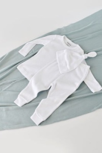Set 3 piese: bluzita cu maneca lunga, pantaloni lungi si caciulita din bumbac organic si modal - Alb, BabyCosy (Marime: 9-12 luni) - Img 1