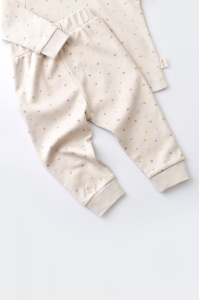 Set bluzita cu maneca lunga si pantaloni lungi - bumbac organic 100% - Crem cu buline, BabyCosy (Marime: 18-24 Luni) - Img 2