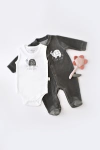 Set Broscuta cu salopeta si body din 80%bumbac organic si 20% poliester - Antracit, BabyCosy (Marime: 0-3 Luni)