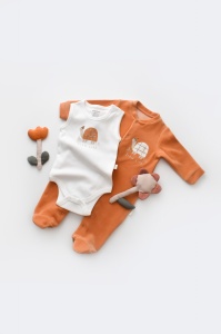 Set Broscuta cu salopeta si body din 80%bumbac organic si 20% poliester - Portocaliu, BabyCosy (Marime: 3-6 Luni) - Img 2