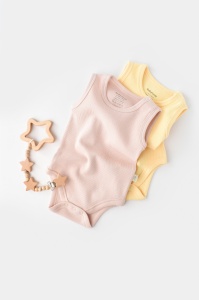Set 2 body-uri fara maneci bebe unisex -100% bumbac organic - Galben/Roz, BabyCosy (Marime: 6-9 luni)