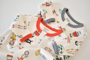Set 2 salopetele cu maneca lunga si pantaloni lungi - 100%bumbac organic - Rosu si Gri, BabyCosy (Marime: 6-9 luni) - Img 3