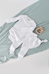 Set 3 piese: body cu maneca lunga, pantaloni lungi cu botosei si caciulita din bumbac organic si modal - Alb, BabyCosy (Marime: 6-9 luni)