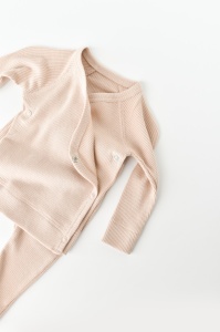 Set 4 piese: bluza, pantaloni, caciulita si manusi din bumbac organic si modal - Blush, BabyCosy (Marime: 3-6 Luni) - Img 2