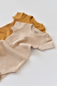 Set de 2 body-uri cu maneca scurta din bumbac organic si modal - Mustar/ Somon BabyCosy (Marime: 6-9 luni) - Img 2