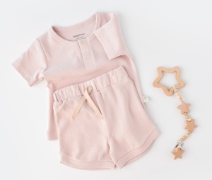 Set tricou cu pantaloni scurti - 100% bumbac organic - Roz, BabyCosy (Marime: 18-24 Luni) - Img 2