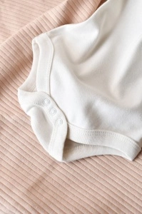 Body din bumbac organic Ecru BabyCosy (Marime: 6-9 luni) - Img 3