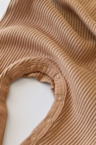 Salopeta cu maneca lunga si pantaloni lungi din bumbac organic si modal - Maro BabyCosy (Marime: 9-12 luni) - Img 2
