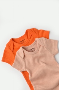 Set 2 body-uri bebe unisex din bumbac organic si modal - Rodie/Piersica, BabyCosy (Marime: 6-9 luni) - Img 2