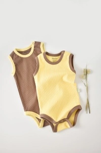 Set 2 body-uri fara maneci Ribana Bebe Unisex din bumbac organic si 5%elastan - Vanilie/Maro BabyCosy (Marime: 3-6 Luni) - Img 3