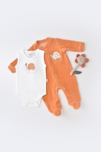 Set Broscuta cu salopeta si body din 80%bumbac organic si 20% poliester - Portocaliu, BabyCosy (Marime: 3-6 Luni)