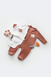 Set Broscuta cu salopeta si body din 80%bumbac organic si 20% poliester - Caramiziu, BabyCosy (Marime: 3-6 Luni) - Img 2
