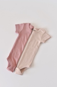 Set de 2 body-uri cu maneca scurta din bumbac organic si modal - Roz/Blush BabyCosy (Marime: 12-18 Luni) - Img 2
