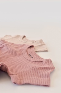Set de 2 salopetele cu maneca scurta din bumbac organic si modal - Roz/ Blush BabyCosy (Marime: 6-9 luni) - Img 3