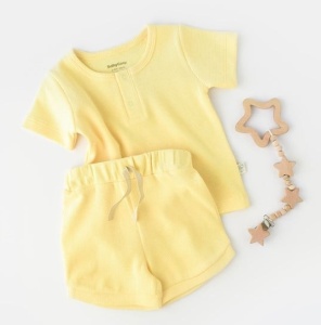 Set tricou cu pantaloni scurti - 100% bumbac organic - Galben, BabyCosy (Marime: 3-6 Luni) - Img 1