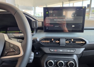 Vedere de ansamblu a interiorului Dacia cu suportul magnetic ZEG3D integrat perfect lângă ecranul de navigație.