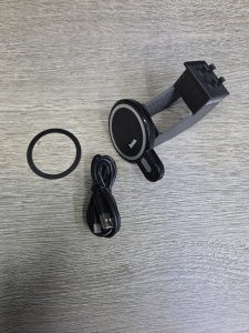 Conținut pachet ZEG3D: Suport MagSafe dedicat Dacia, cablu de date și inel magnetic pentru telefoane fără MagSafe.