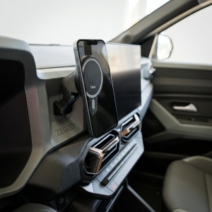 Telefon fixat și încărcându-se rapid pe suportul MagSafe dedicat pentru Dacia YouClip.