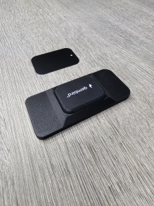 Detaliu material premium cu fibră de carbon pentru suport telefon auto Audi.
