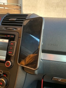 Adaptor printat 3D cu prindere magnetică fermă pentru telefon, instalat pe bordul unui VW Passat.