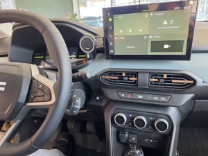 Suport telefon MagSafe 15W ZEG3D montat pe bordul noii generații Dacia Logan, Sandero și Jogger.